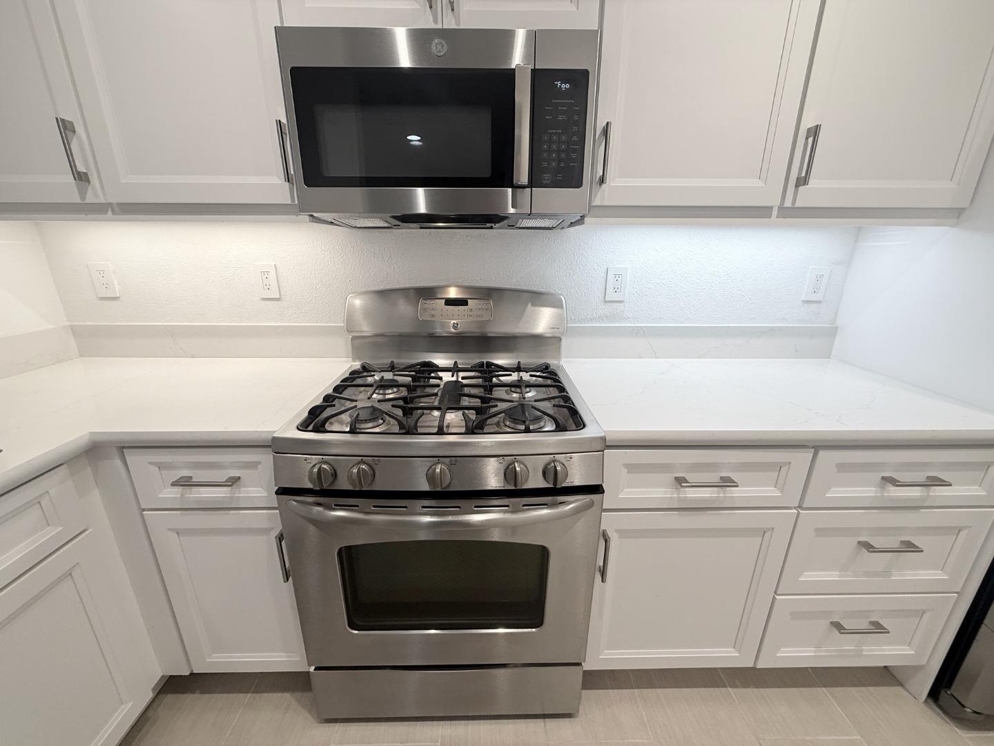 Detail Gallery Image 6 of 27 For 313 Crescent Ct, Brisbane,  CA 94005 - 2 Beds | 2 Baths