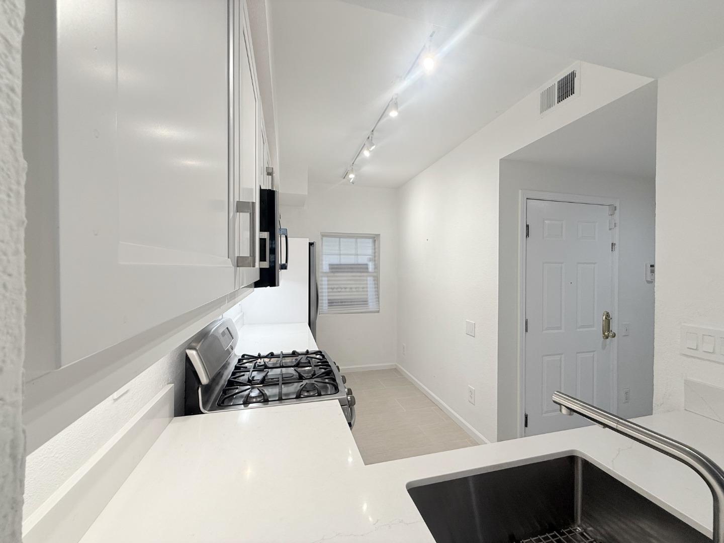 Detail Gallery Image 8 of 27 For 313 Crescent Ct, Brisbane,  CA 94005 - 2 Beds | 2 Baths