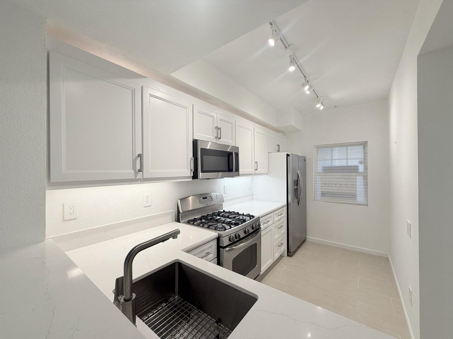 Detail Gallery Image 9 of 27 For 313 Crescent Ct, Brisbane,  CA 94005 - 2 Beds | 2 Baths