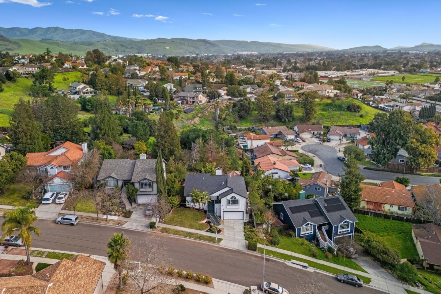 Detail Gallery Image 4 of 42 For 156 Knightshaven Way, San Jose,  CA 95111 - 4 Beds | 3 Baths