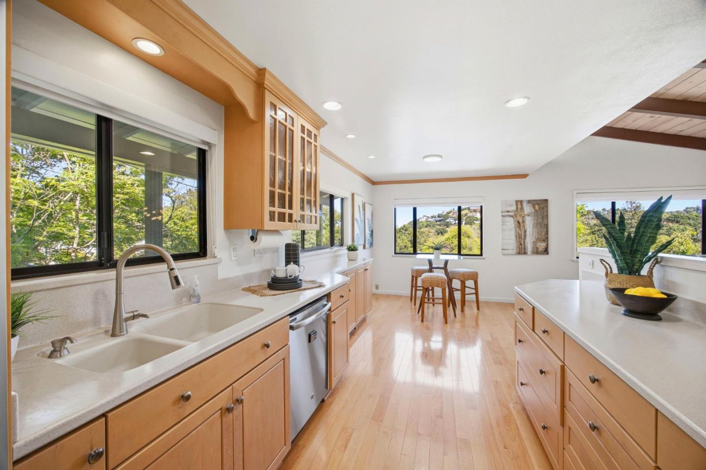 Detail Gallery Image 8 of 36 For 135 Dolton Ave, San Carlos,  CA 94070 - 4 Beds | 4 Baths