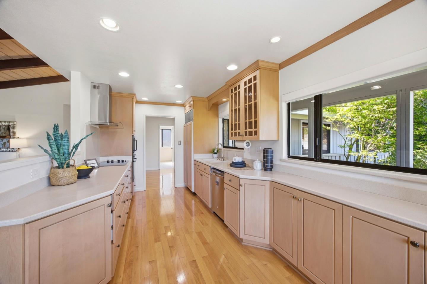 Detail Gallery Image 9 of 36 For 135 Dolton Ave, San Carlos,  CA 94070 - 4 Beds | 4 Baths