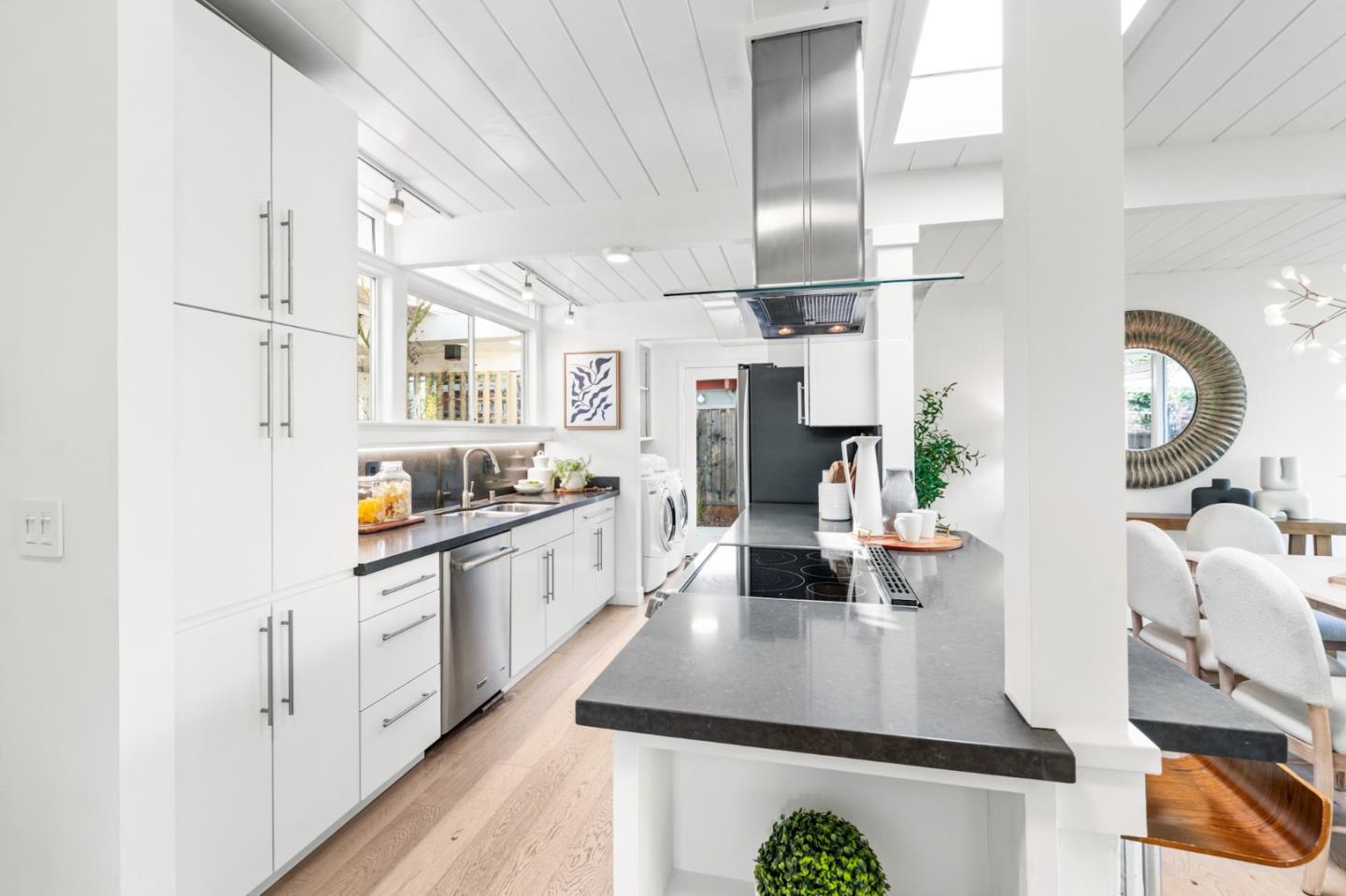 Detail Gallery Image 16 of 75 For 3773 Redwood Cir, Palo Alto,  CA 94306 - 3 Beds | 2 Baths