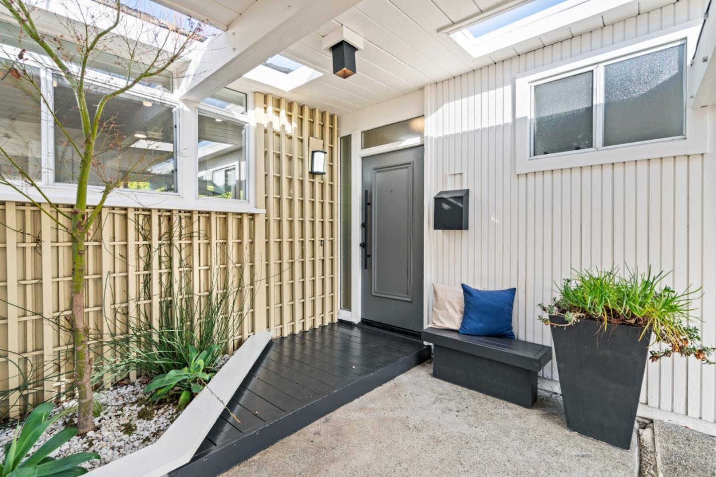 Detail Gallery Image 3 of 75 For 3773 Redwood Cir, Palo Alto,  CA 94306 - 3 Beds | 2 Baths