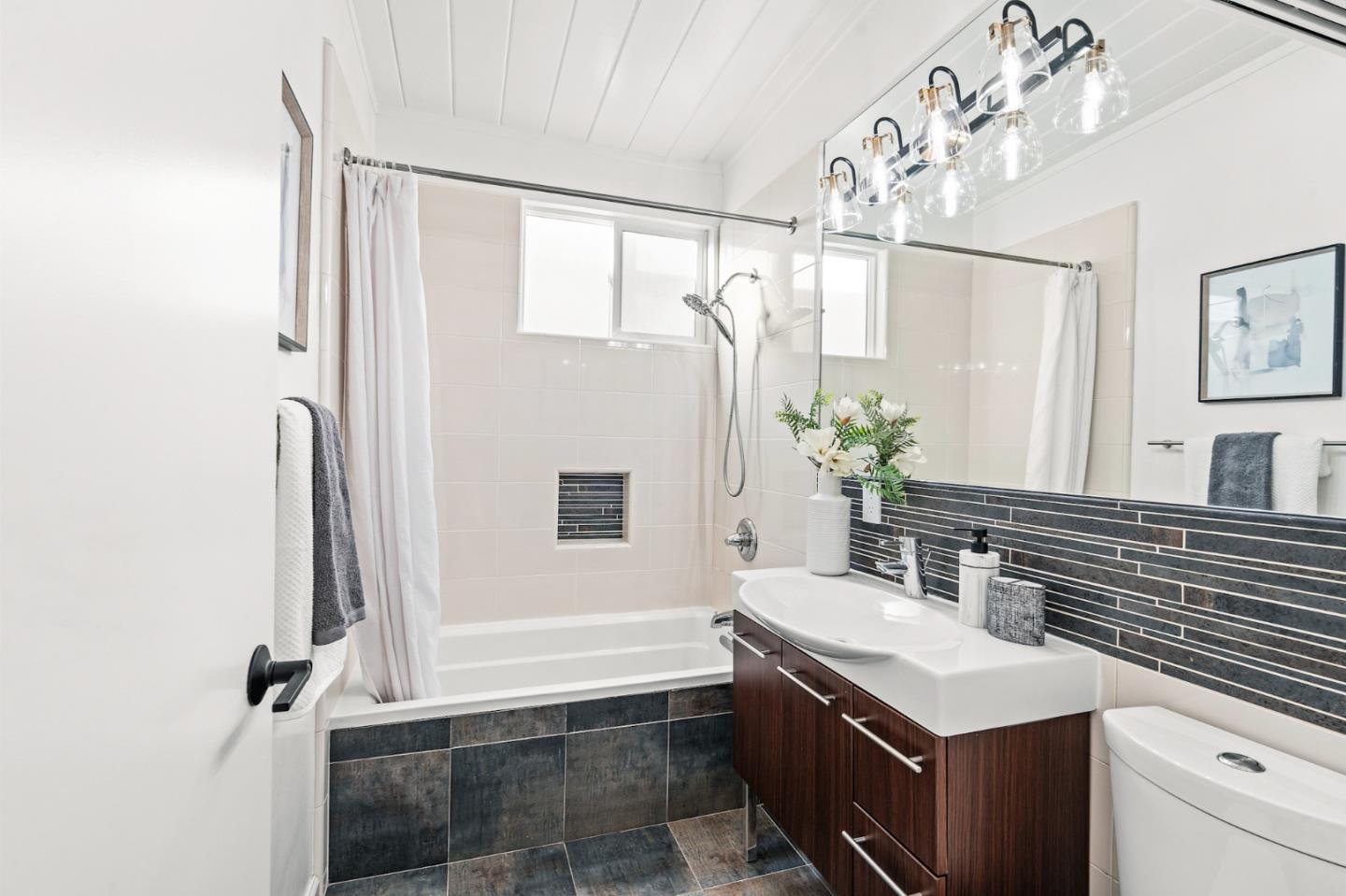 Detail Gallery Image 33 of 75 For 3773 Redwood Cir, Palo Alto,  CA 94306 - 3 Beds | 2 Baths