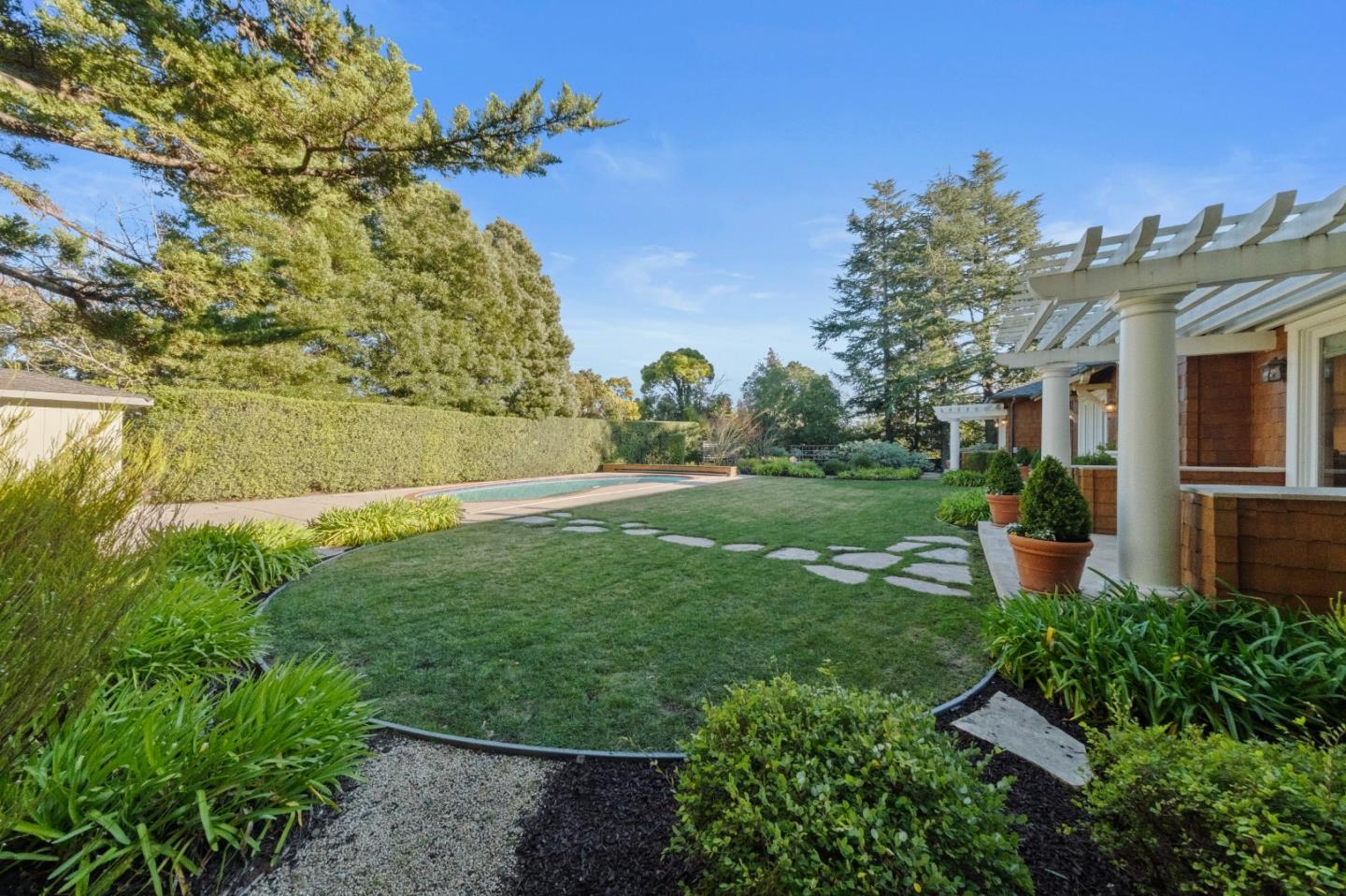 Detail Gallery Image 38 of 62 For 530 Barbara Way, Hillsborough,  CA 94010 - 4 Beds | 4/1 Baths