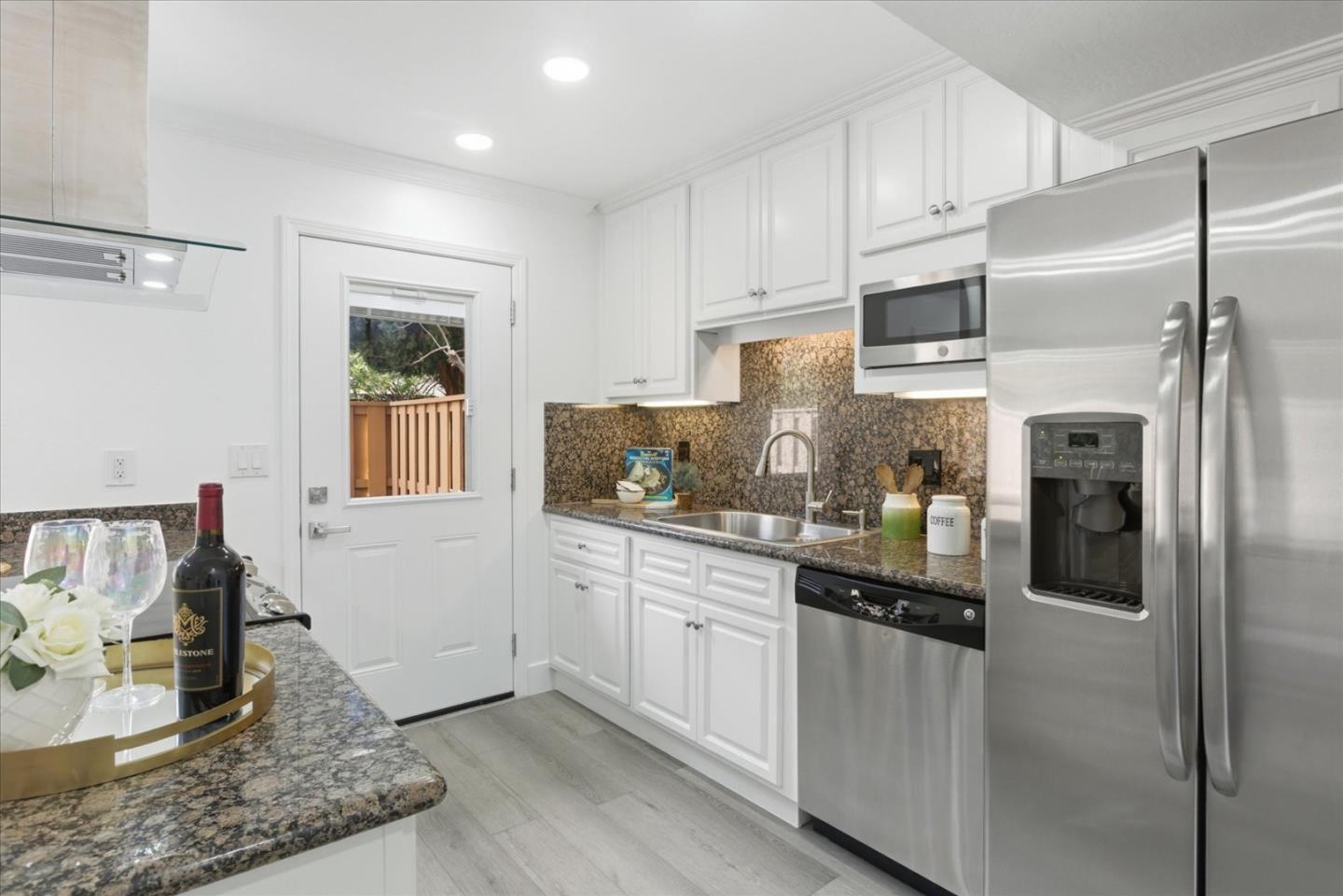 Detail Gallery Image 10 of 48 For 125 Connemara Way #71,  Sunnyvale,  CA 94087 - 2 Beds | 1/1 Baths