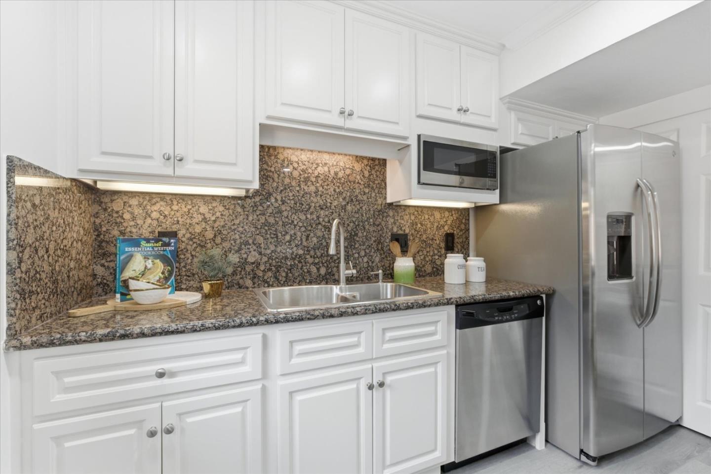 Detail Gallery Image 12 of 48 For 125 Connemara Way #71,  Sunnyvale,  CA 94087 - 2 Beds | 1/1 Baths