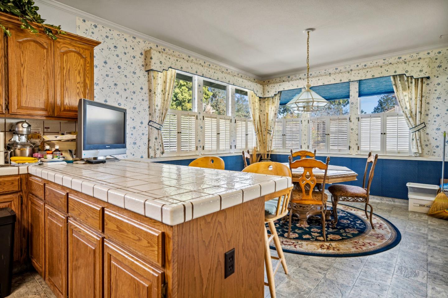 Detail Gallery Image 12 of 50 For 18430 Meadow Ridge Rd, Prunedale,  CA 93907 - 4 Beds | 3 Baths