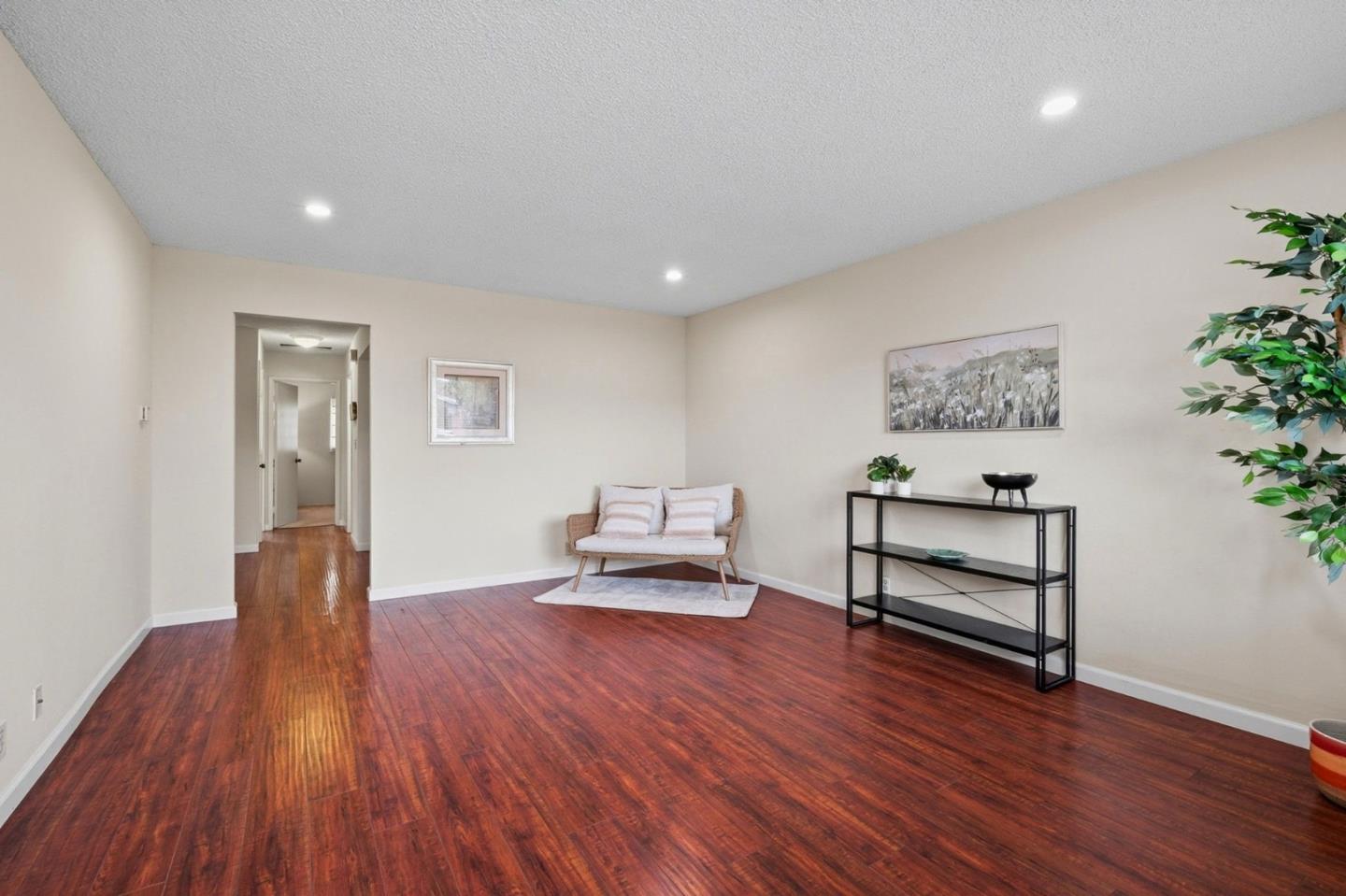 Detail Gallery Image 4 of 31 For 227 Hushbeck Ave, Watsonville,  CA 95076 - 2 Beds | 1 Baths