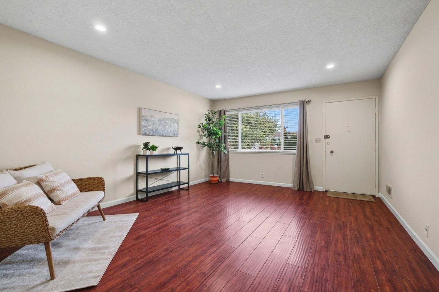 Detail Gallery Image 6 of 31 For 227 Hushbeck Ave, Watsonville,  CA 95076 - 2 Beds | 1 Baths