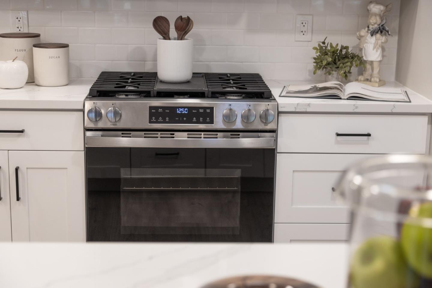 Detail Gallery Image 12 of 41 For 1416 Flores Dr, Pacifica,  CA 94044 - 4 Beds | 3 Baths