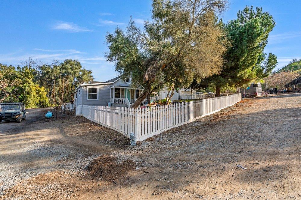 Detail Gallery Image 4 of 44 For 7250 Southside Rd, Hollister,  CA 95023 - 3 Beds | 2 Baths