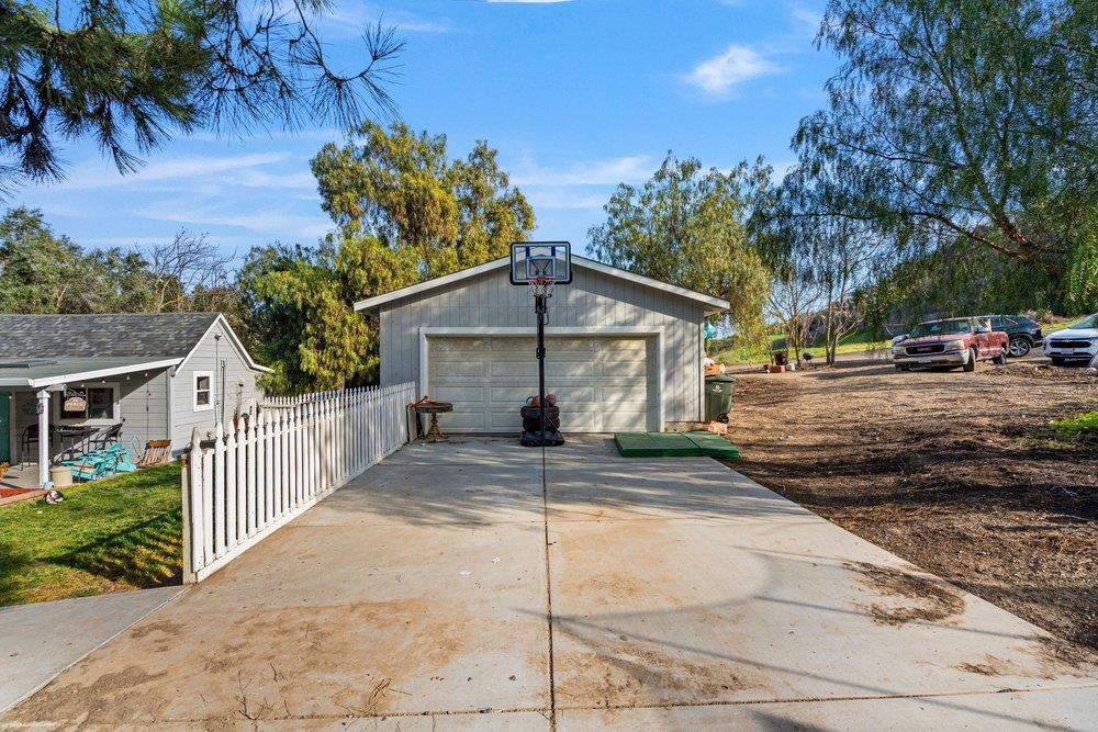 Detail Gallery Image 7 of 44 For 7250 Southside Rd, Hollister,  CA 95023 - 3 Beds | 2 Baths