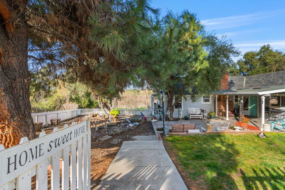 Detail Gallery Image 8 of 44 For 7250 Southside Rd, Hollister,  CA 95023 - 3 Beds | 2 Baths