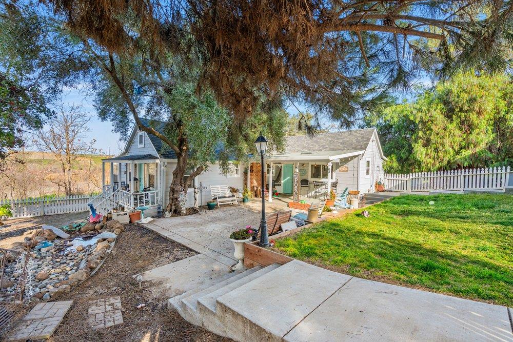 Detail Gallery Image 9 of 44 For 7250 Southside Rd, Hollister,  CA 95023 - 3 Beds | 2 Baths