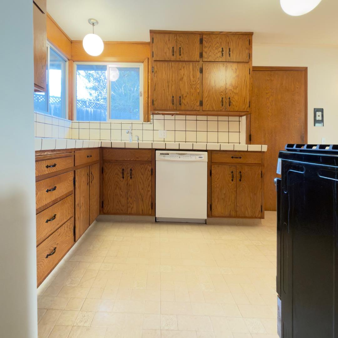 Detail Gallery Image 7 of 18 For 1720 Francis Ct, Belmont,  CA 94002 - 3 Beds | 2 Baths