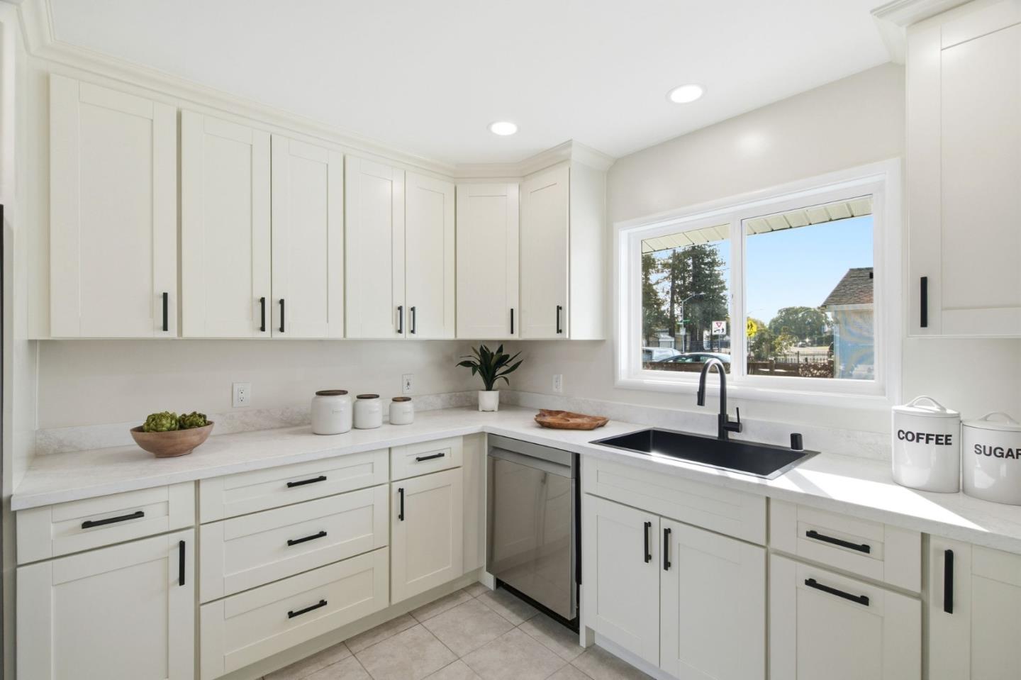 Detail Gallery Image 15 of 72 For 946 Los Padres Blvd, Santa Clara,  CA 95050 - 3 Beds | 1/1 Baths