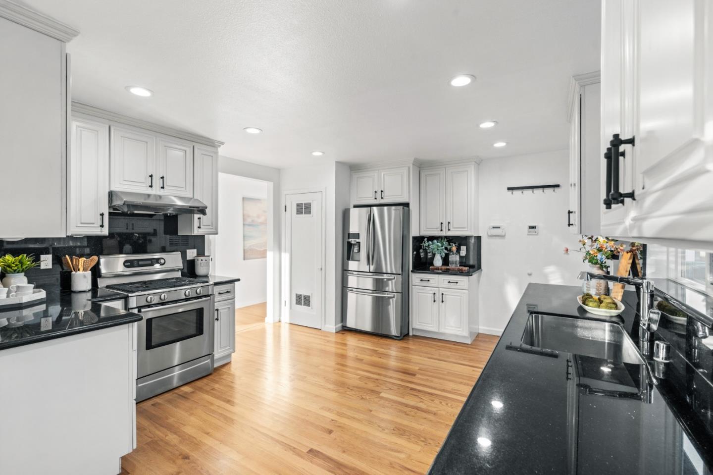 Detail Gallery Image 11 of 61 For 223 San Carlos Ave, Redwood City,  CA 94061 - 3 Beds | 2 Baths