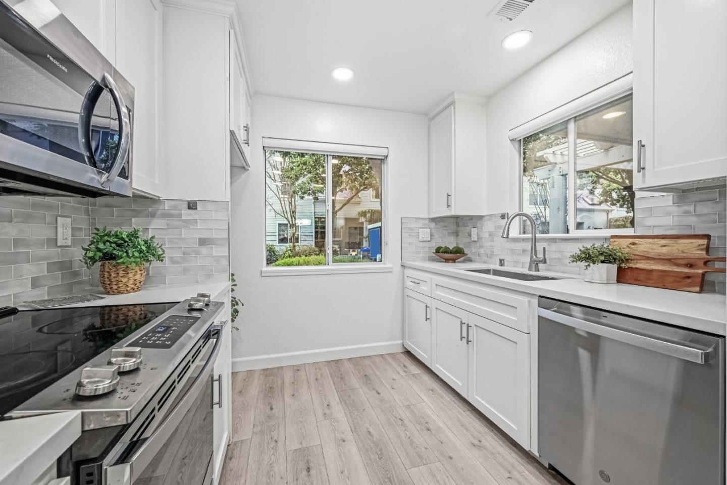 Detail Gallery Image 10 of 41 For 417 Saint Emilion Ct, Mountain View,  CA 94043 - 3 Beds | 2/1 Baths