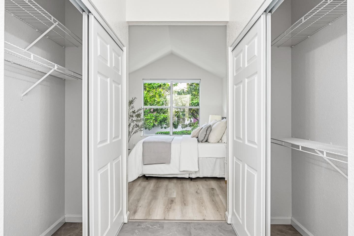 Detail Gallery Image 19 of 41 For 417 Saint Emilion Ct, Mountain View,  CA 94043 - 3 Beds | 2/1 Baths