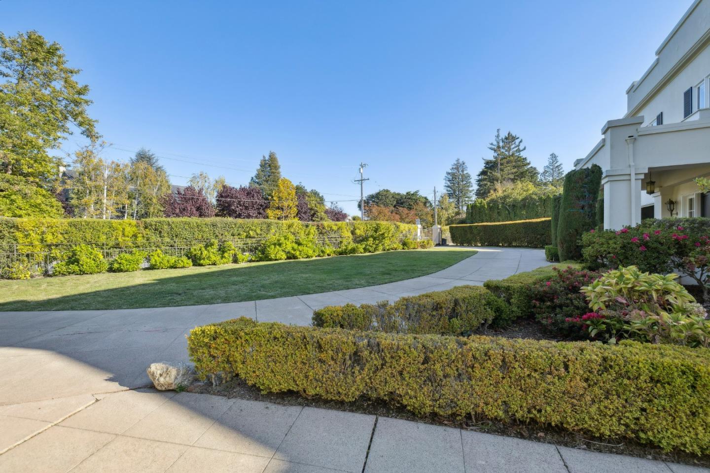 Detail Gallery Image 2 of 7 For 715 Brewer Dr, Hillsborough,  CA 94010 - 6 Beds | 4 Baths