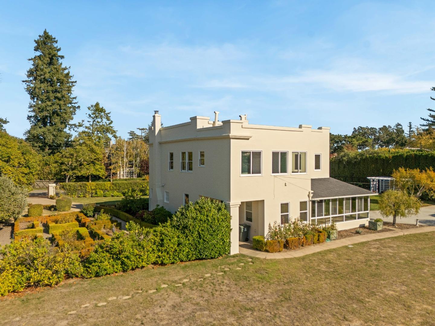 Detail Gallery Image 4 of 7 For 715 Brewer Dr, Hillsborough,  CA 94010 - 6 Beds | 4 Baths