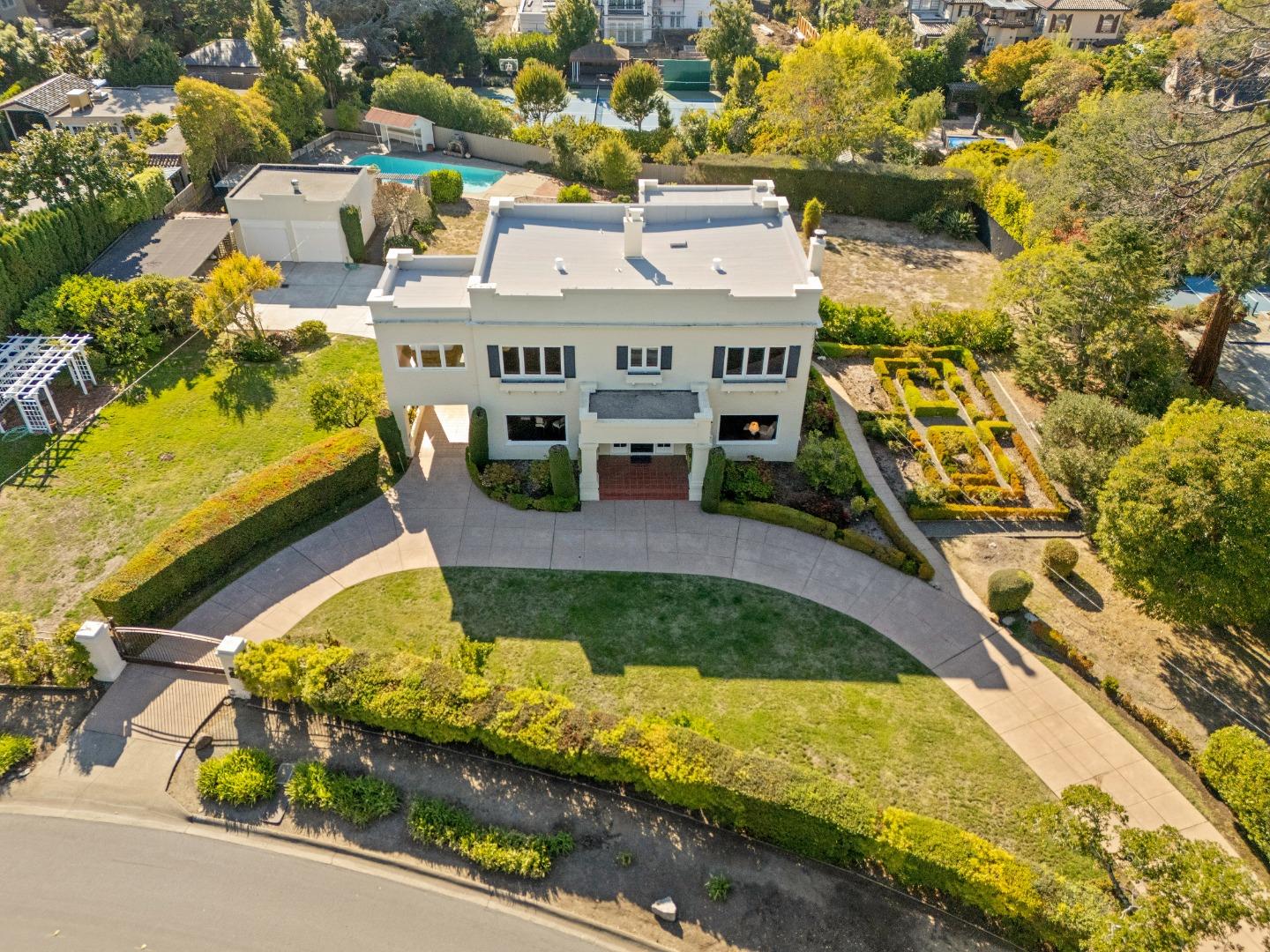 Detail Gallery Image 6 of 7 For 715 Brewer Dr, Hillsborough,  CA 94010 - 6 Beds | 4 Baths