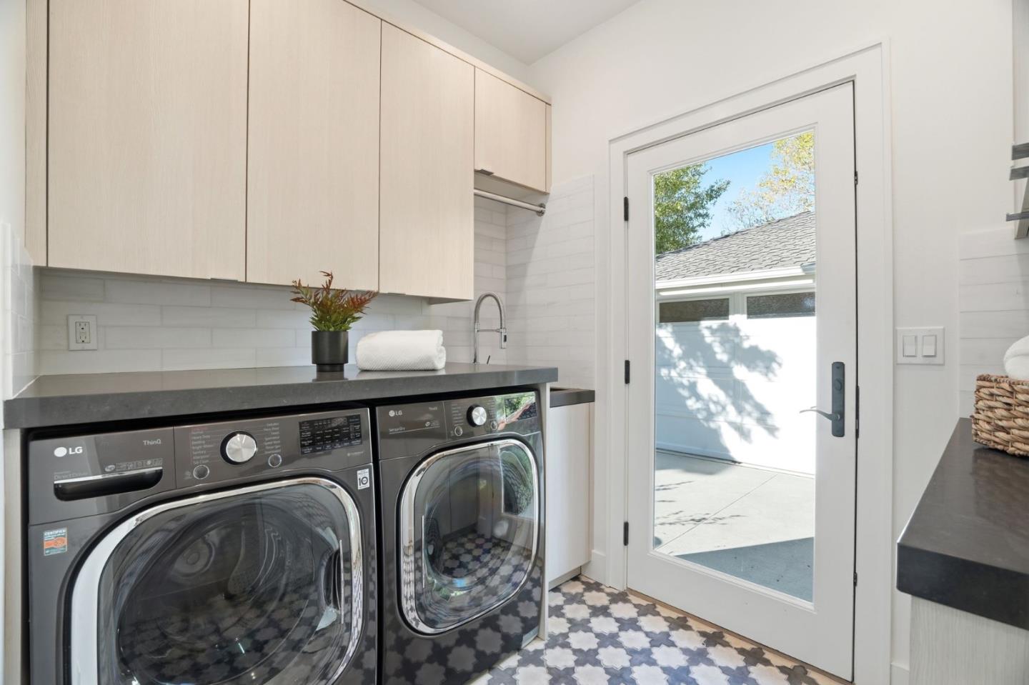 Detail Gallery Image 21 of 36 For 1525 Dana Ave, Palo Alto,  CA 94303 - 4 Beds | 3/1 Baths