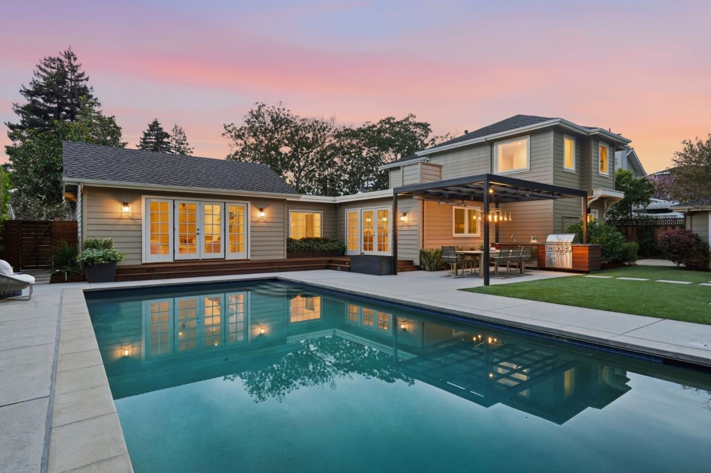 Detail Gallery Image 23 of 36 For 1525 Dana Ave, Palo Alto,  CA 94303 - 4 Beds | 3/1 Baths