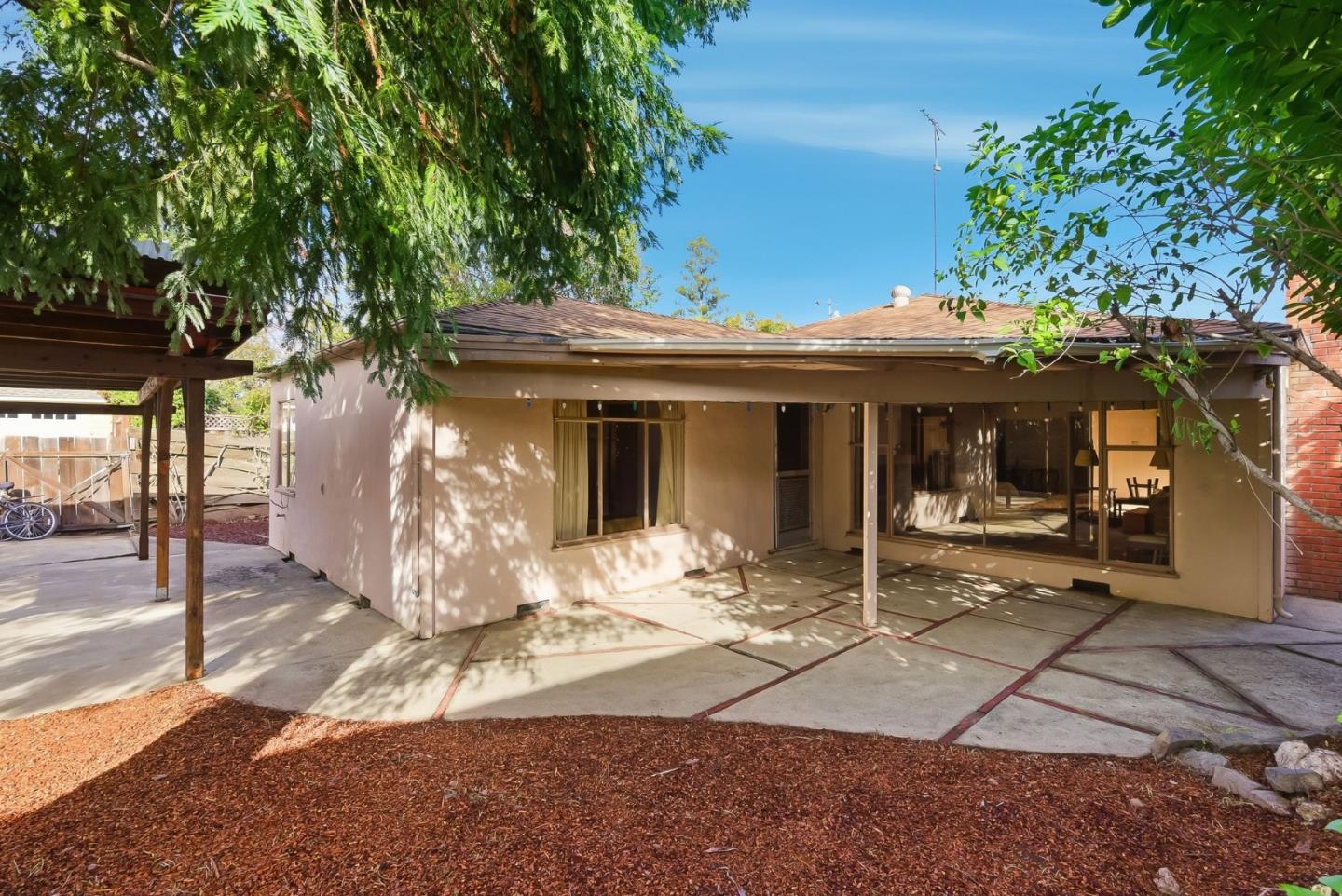 Detail Gallery Image 18 of 20 For 915 Cloud Ave, Menlo Park,  CA 94025 - 4 Beds | 3 Baths