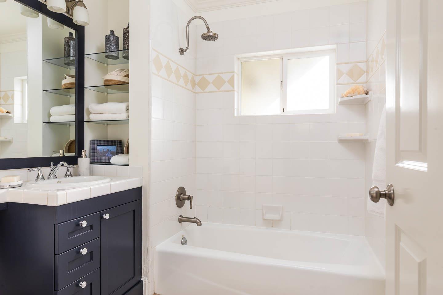 Detail Gallery Image 9 of 16 For 357 Mckendry Dr, Menlo Park,  CA 94025 - 3 Beds | 1/1 Baths