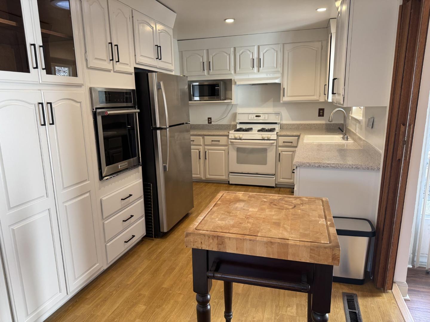 Detail Gallery Image 10 of 28 For 3534 Jefferson Ave, Redwood City,  CA 94062 - 4 Beds | 3 Baths