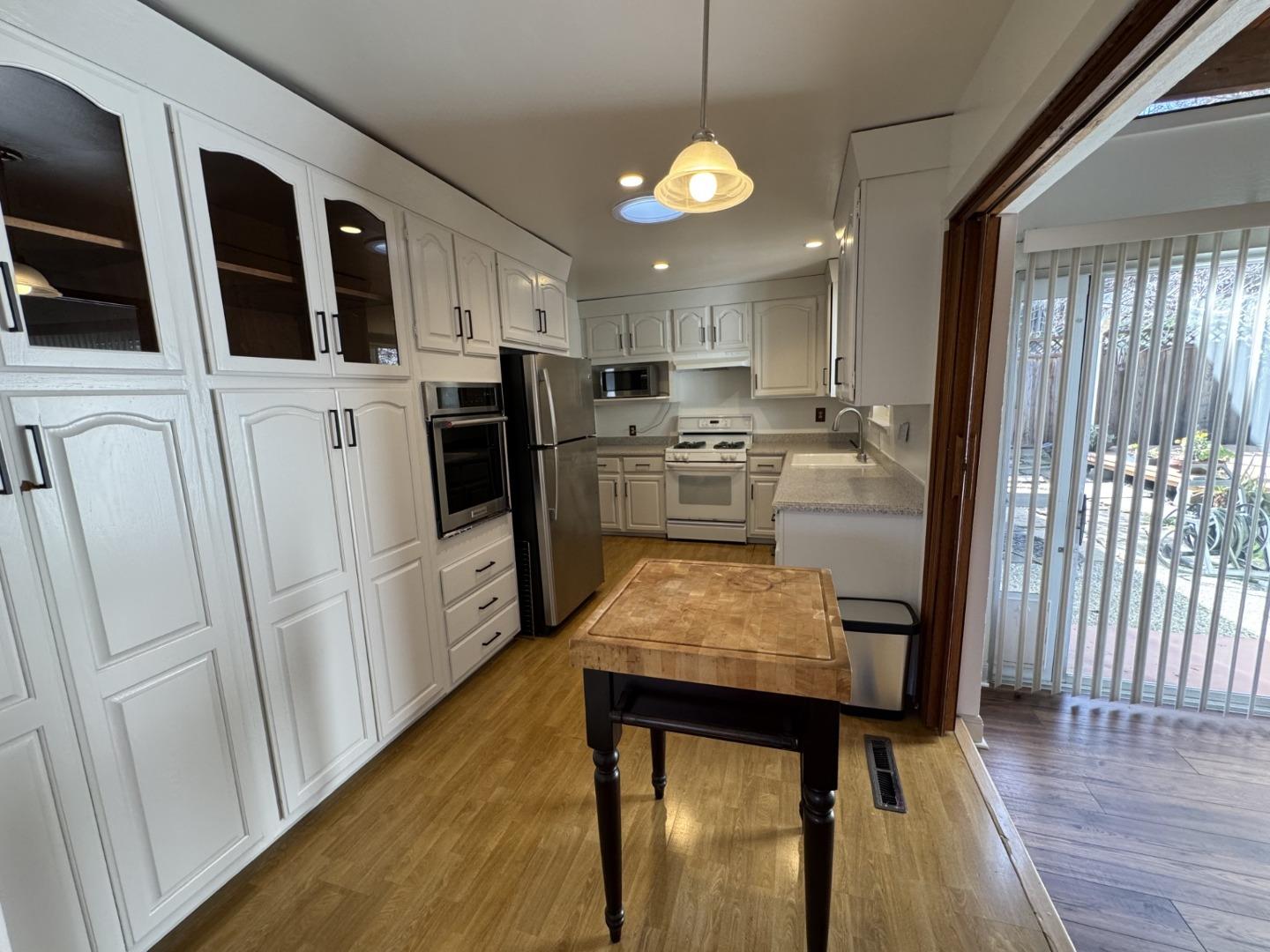 Detail Gallery Image 9 of 28 For 3534 Jefferson Ave, Redwood City,  CA 94062 - 4 Beds | 3 Baths