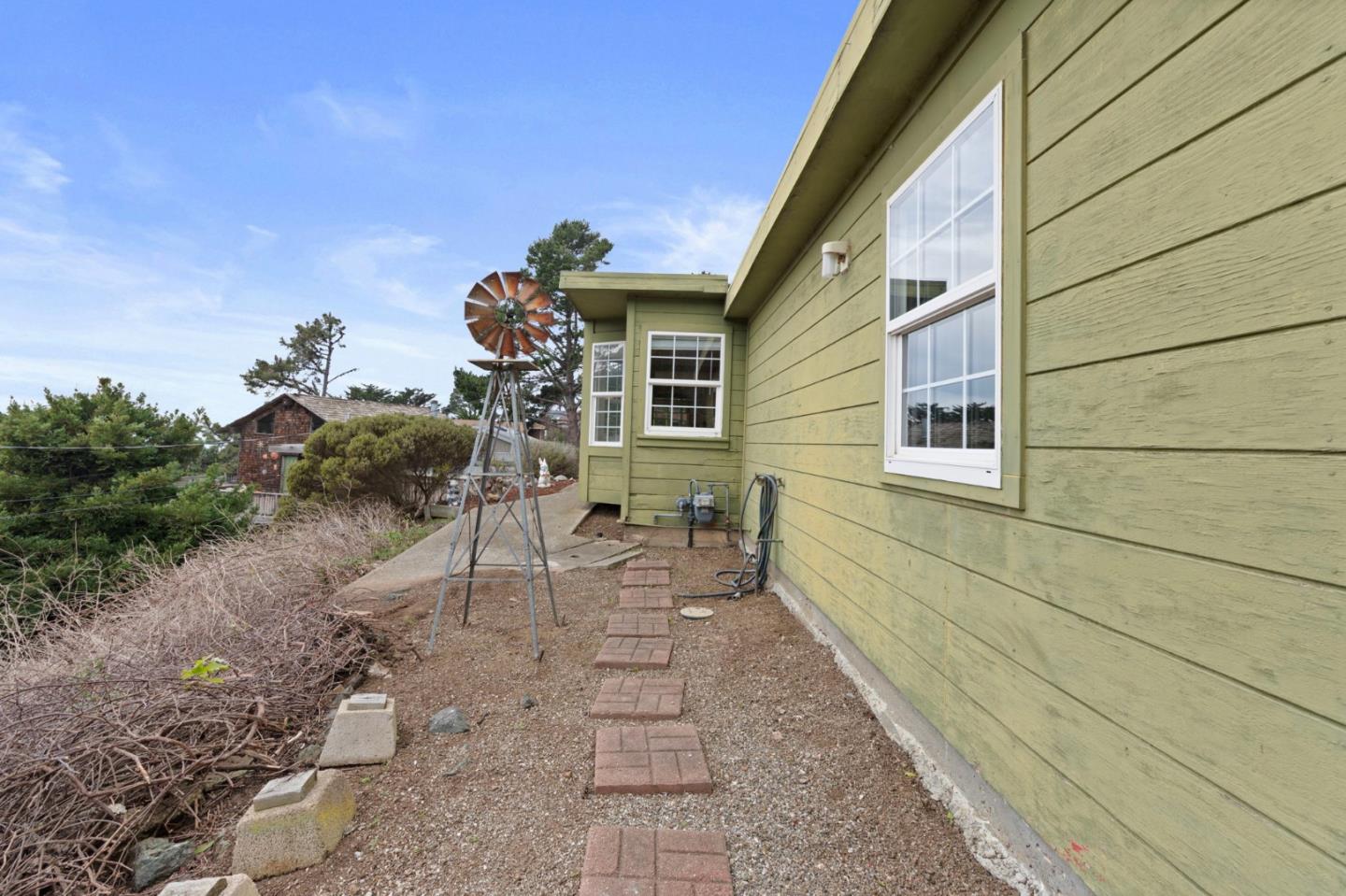 Detail Gallery Image 5 of 50 For 621 Carmel Ave, Pacifica,  CA 94044 - 2 Beds | 2 Baths