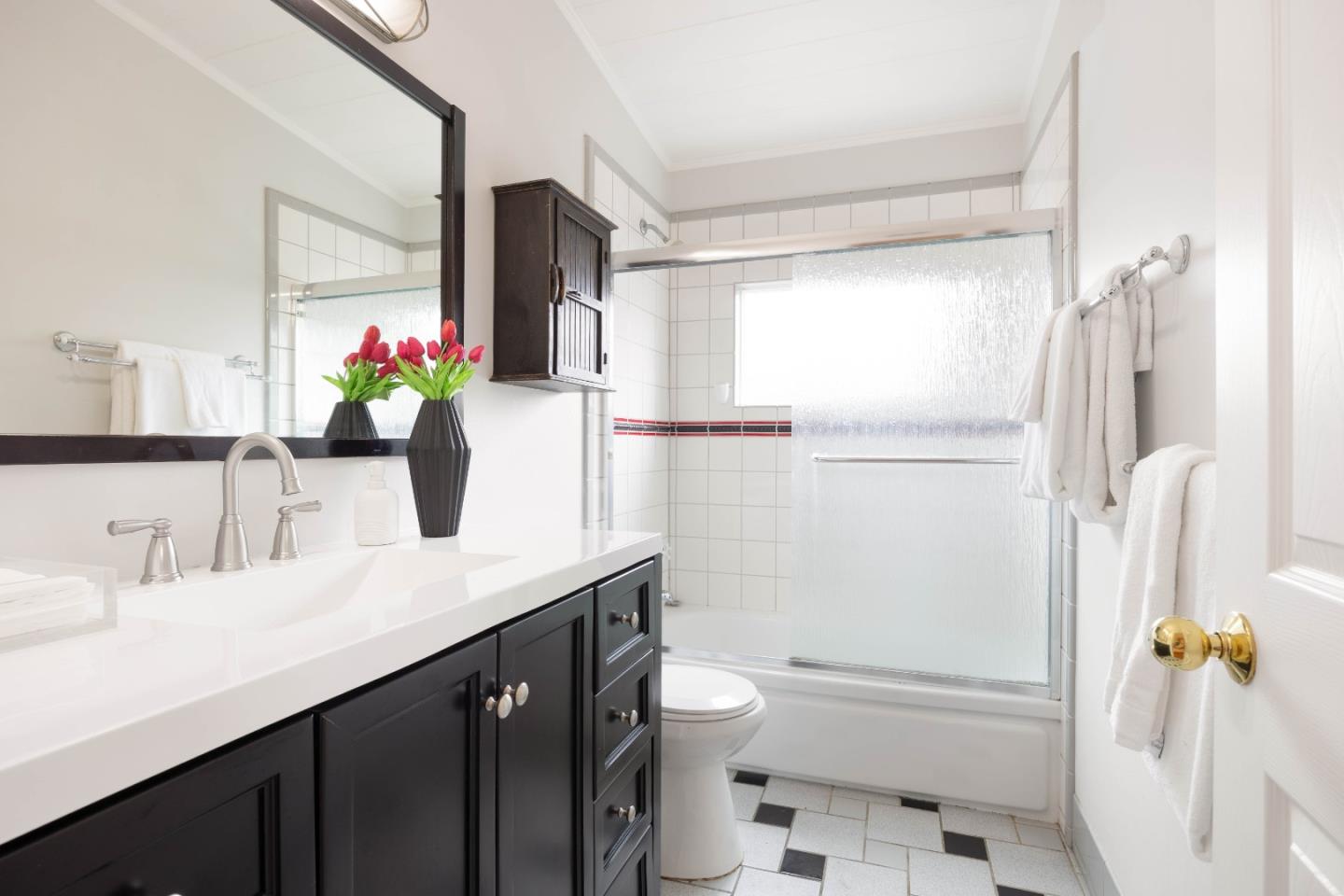 Detail Gallery Image 11 of 18 For 60 Lorelei Ln, Menlo Park,  CA 94025 - 3 Beds | 2 Baths