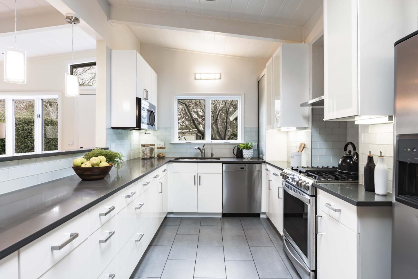 Detail Gallery Image 7 of 18 For 60 Lorelei Ln, Menlo Park,  CA 94025 - 3 Beds | 2 Baths