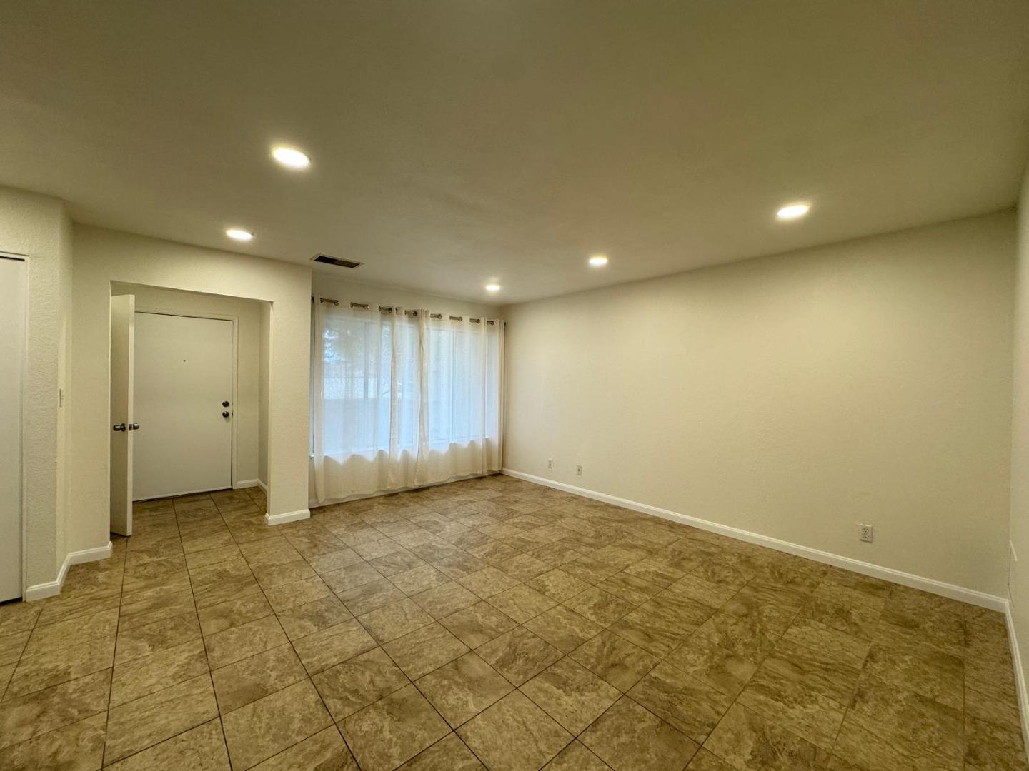 Detail Gallery Image 2 of 33 For 1975 Olmo Way, Walnut Creek,  CA 94598 - 2 Beds | 2/1 Baths