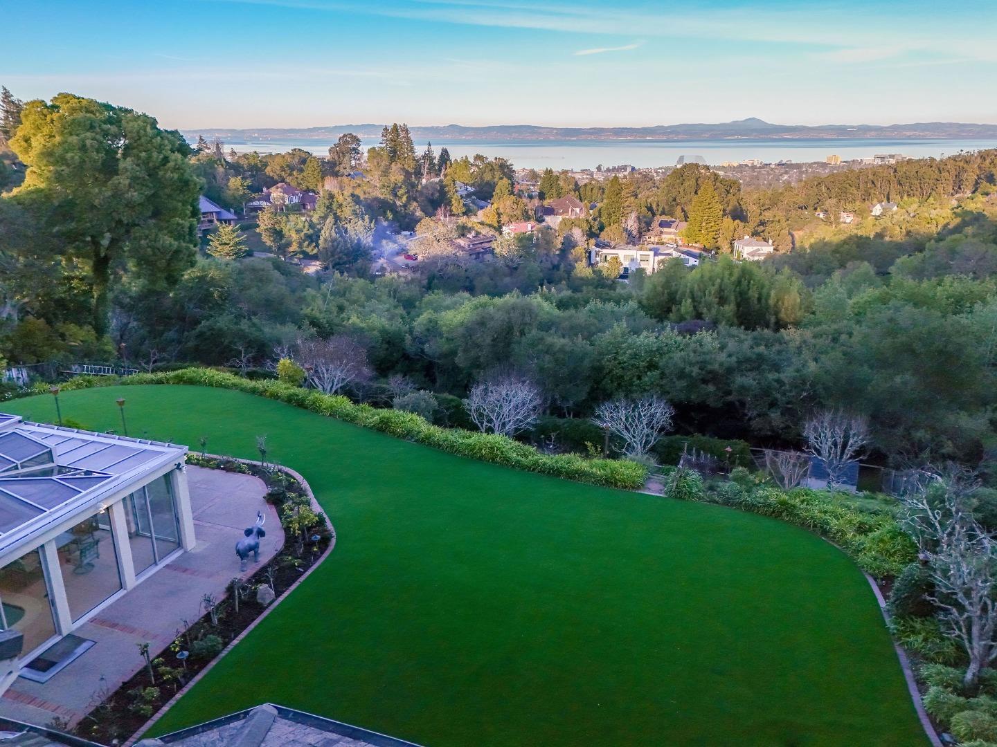 Detail Gallery Image 16 of 142 For 2930 Privet Dr, Hillsborough,  CA 94010 - 7 Beds | 6/2 Baths