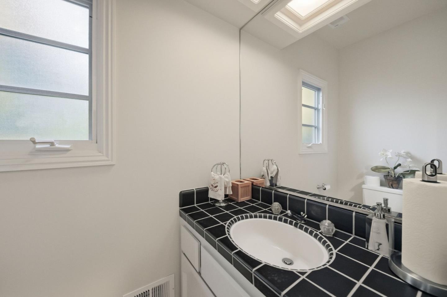 Detail Gallery Image 53 of 142 For 2930 Privet Dr, Hillsborough,  CA 94010 - 7 Beds | 6/2 Baths