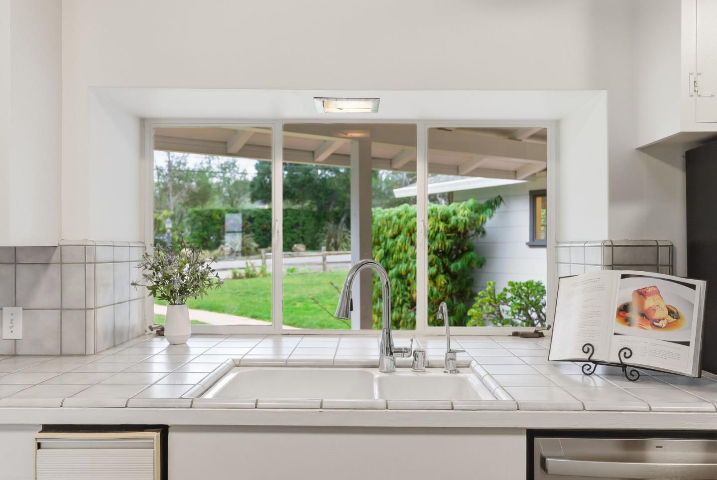 Detail Gallery Image 17 of 42 For 10915 Mora Dr, Los Altos Hills,  CA 94024 - 4 Beds | 2/1 Baths