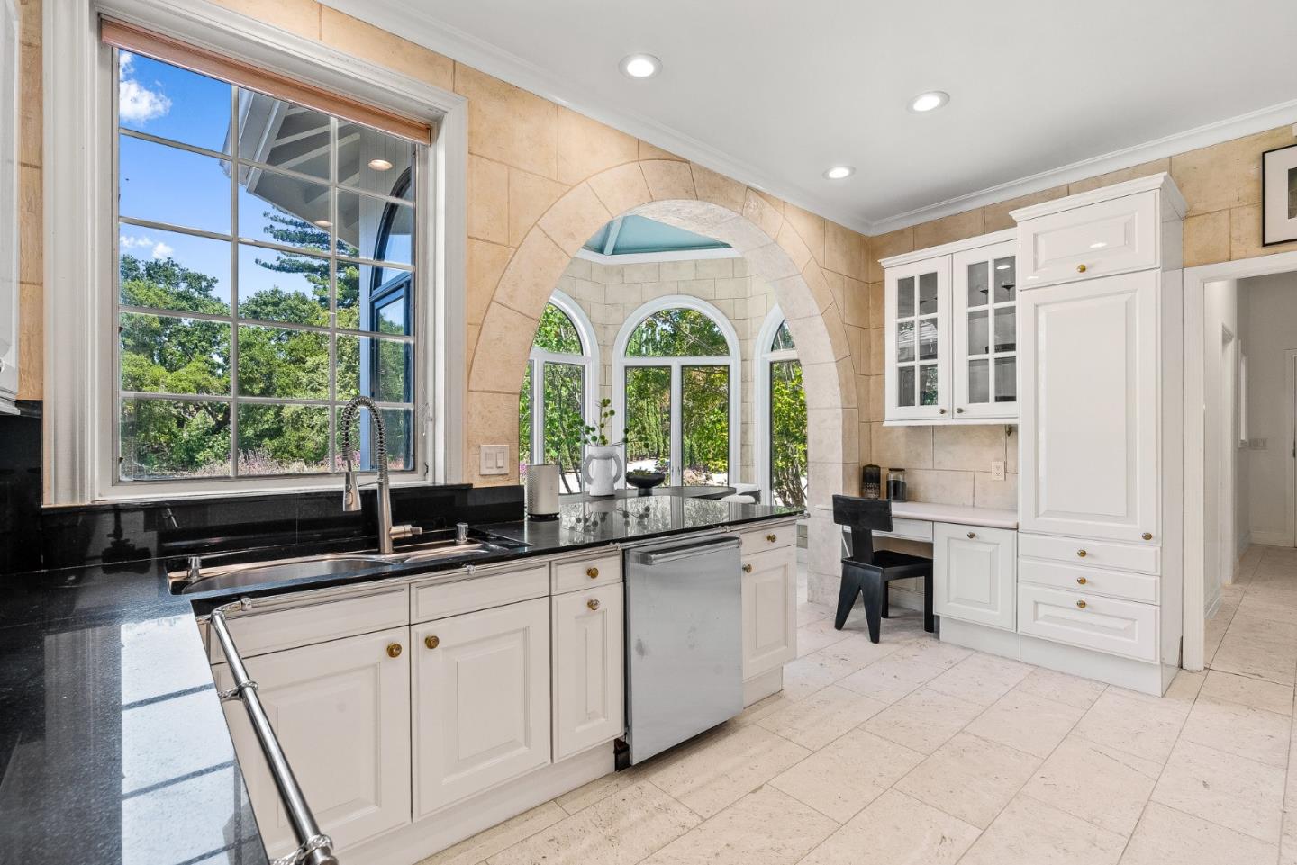 Detail Gallery Image 12 of 56 For 1142 Moore Rd, Woodside,  CA 94062 - 6 Beds | 5/1 Baths