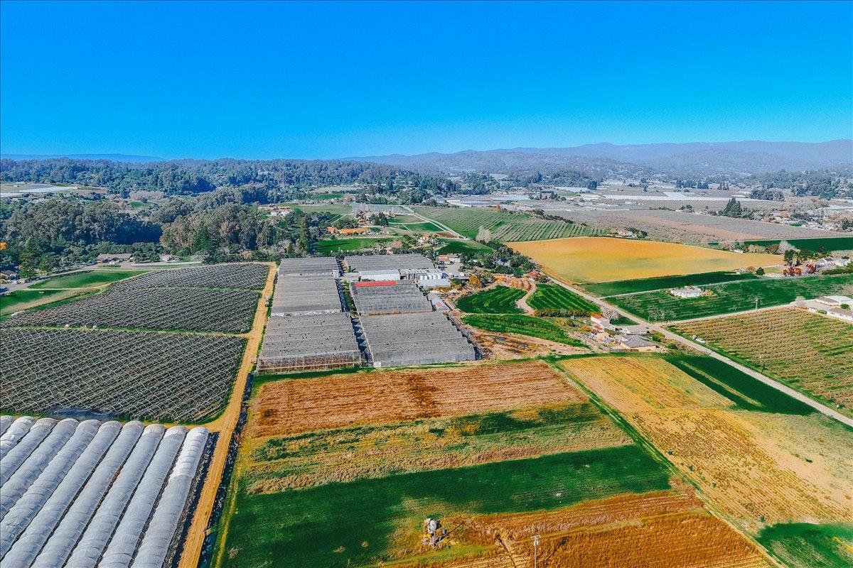 Detail Gallery Image 5 of 66 For 371 Calabasas Rd, Watsonville,  CA 95076 - 5 Beds | 2/1 Baths