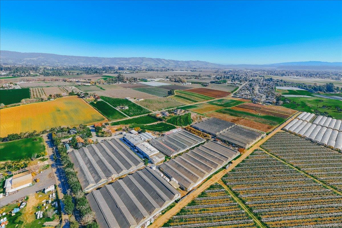 Detail Gallery Image 7 of 66 For 371 Calabasas Rd, Watsonville,  CA 95076 - 5 Beds | 2/1 Baths