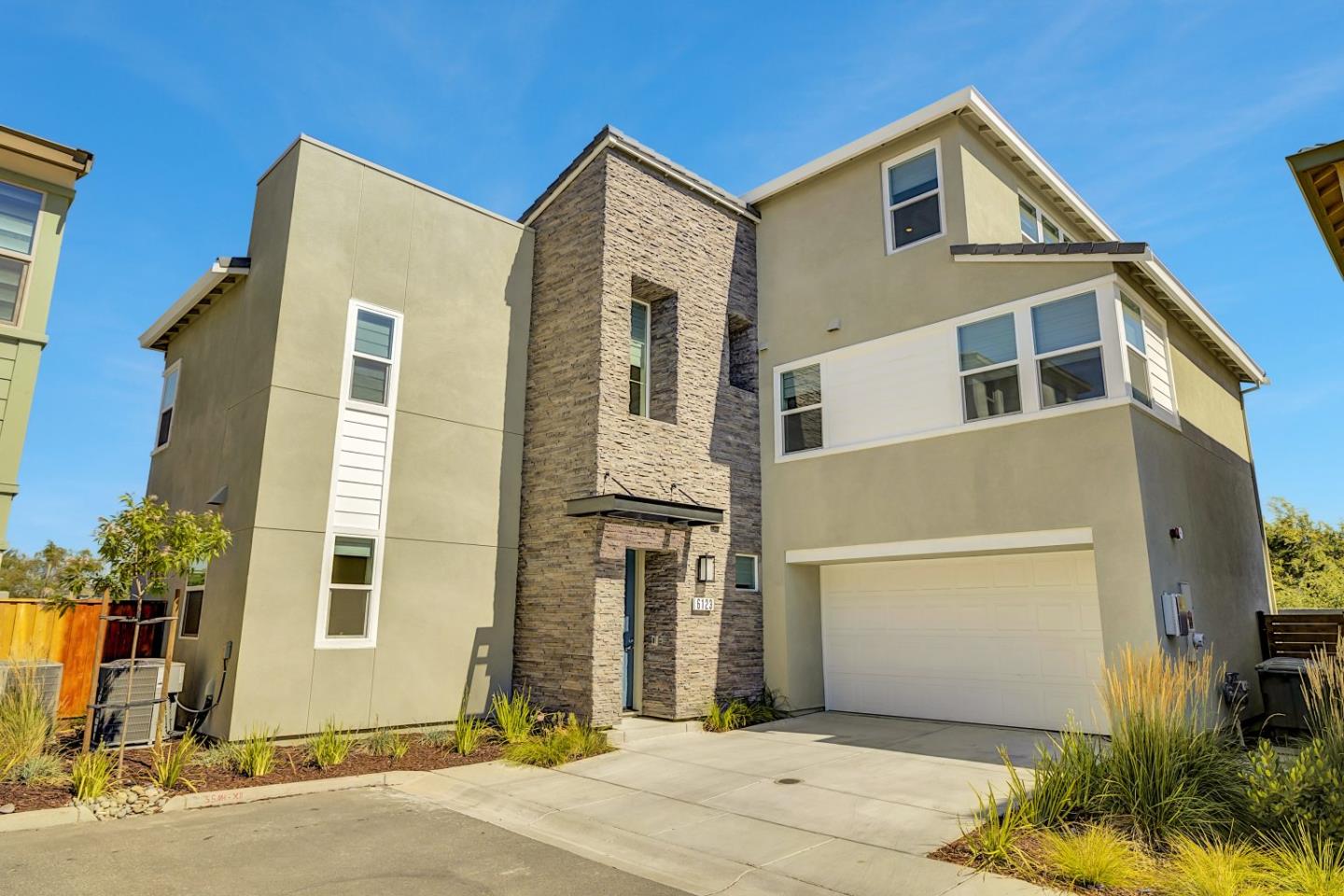 Front Image Thumbnail for ML82032543