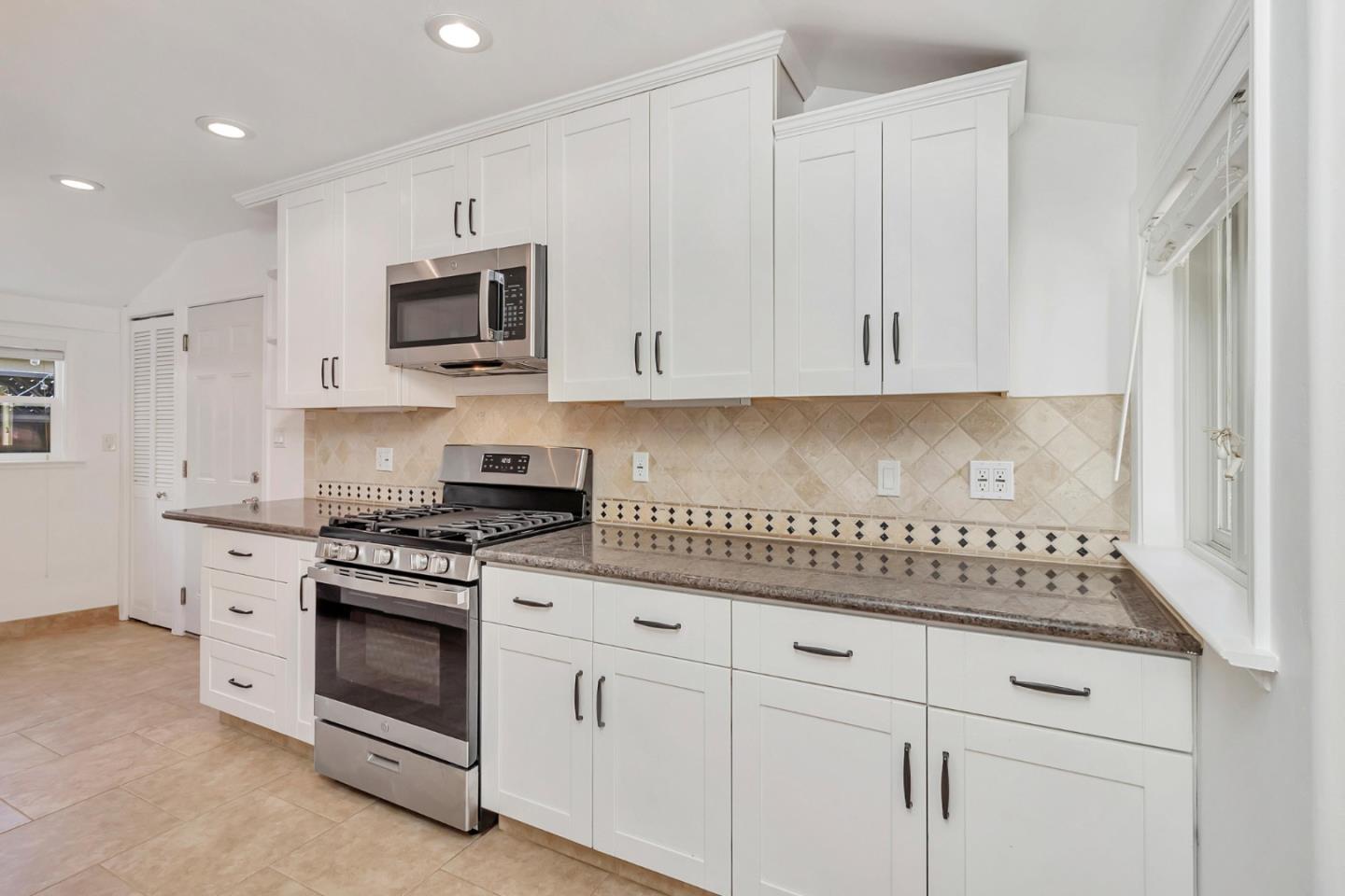 Detail Gallery Image 12 of 44 For 123 Dunsmuir Way, Menlo Park,  CA 94025 - 3 Beds | 2 Baths