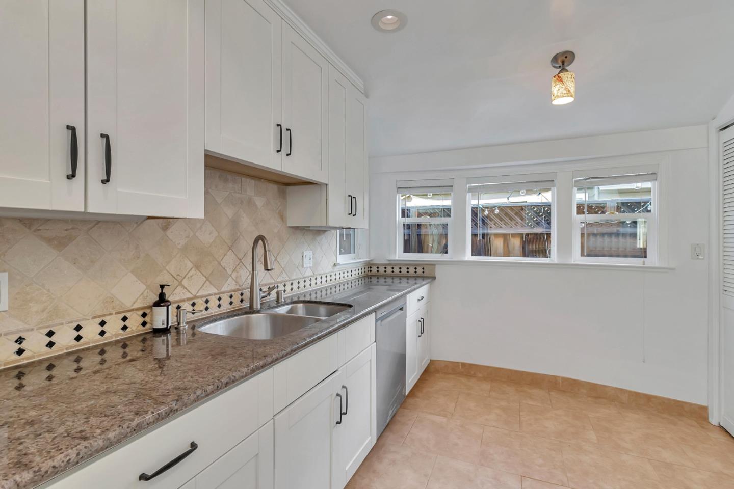 Detail Gallery Image 15 of 44 For 123 Dunsmuir Way, Menlo Park,  CA 94025 - 3 Beds | 2 Baths