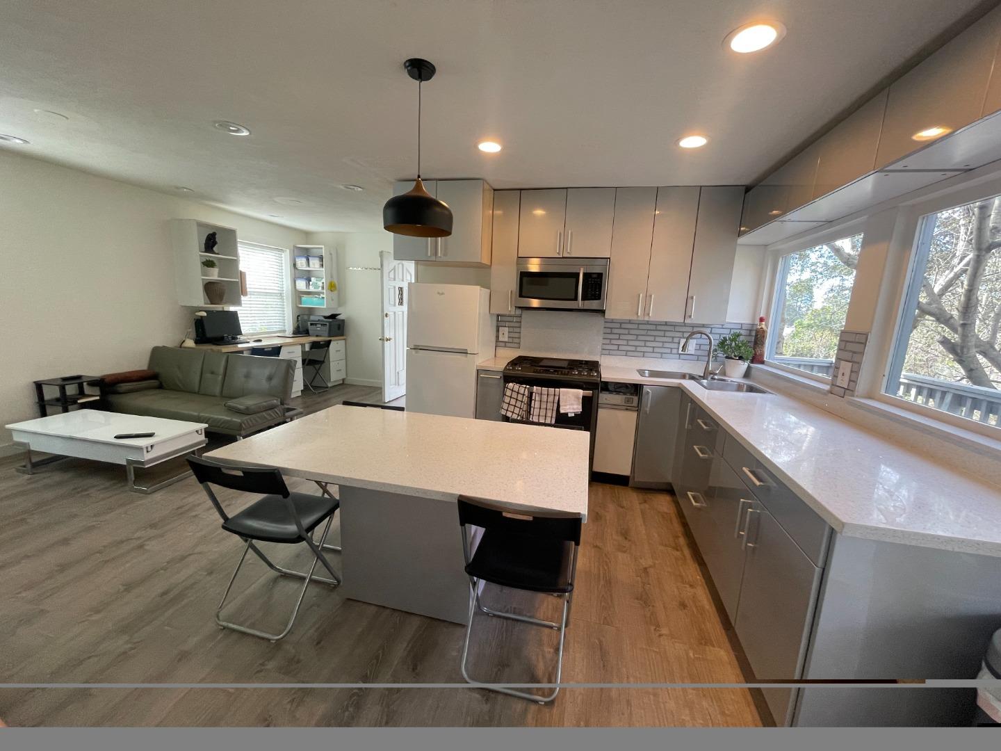 Detail Gallery Image 2 of 10 For 507 Market St, Santa Cruz,  CA 95060 - 3 Beds | 3 Baths