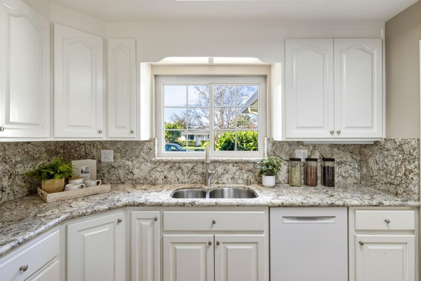 Detail Gallery Image 13 of 40 For 988 Daffodil Way, San Jose,  CA 95117 - 5 Beds | 2 Baths