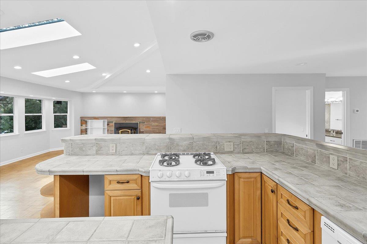 Detail Gallery Image 11 of 34 For 860 Sunset Dr, Pacific Grove,  CA 93950 - 3 Beds | 2 Baths